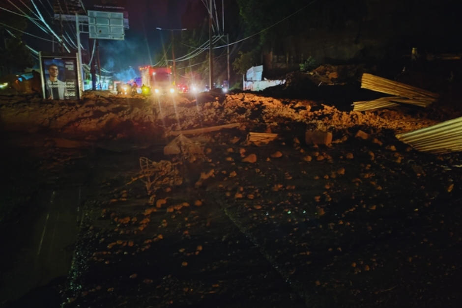 Un derrumbe en Carretera al Salvador bloqueó los cuatro carriles y genera fuerte congestión en rutas alternas. (Foto: PMT Villa Canales)