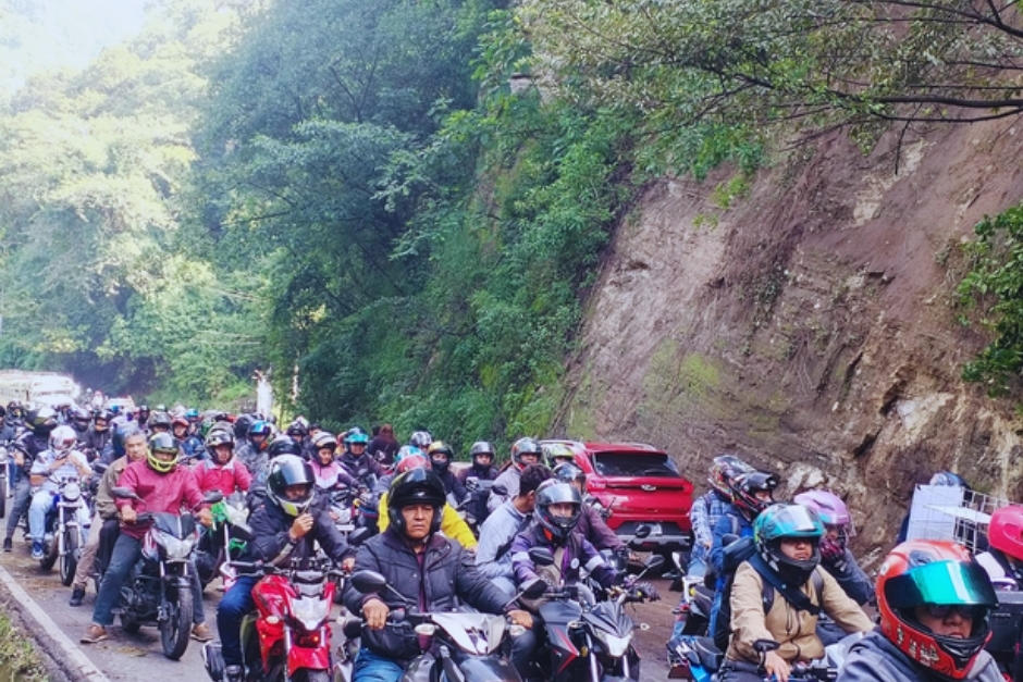 Se habilitó la circulación en Avenida Hincapié tras concluir la limpieza del derrumbe en el kilómetro 11.2. (Foto: PMT Villa Canales)