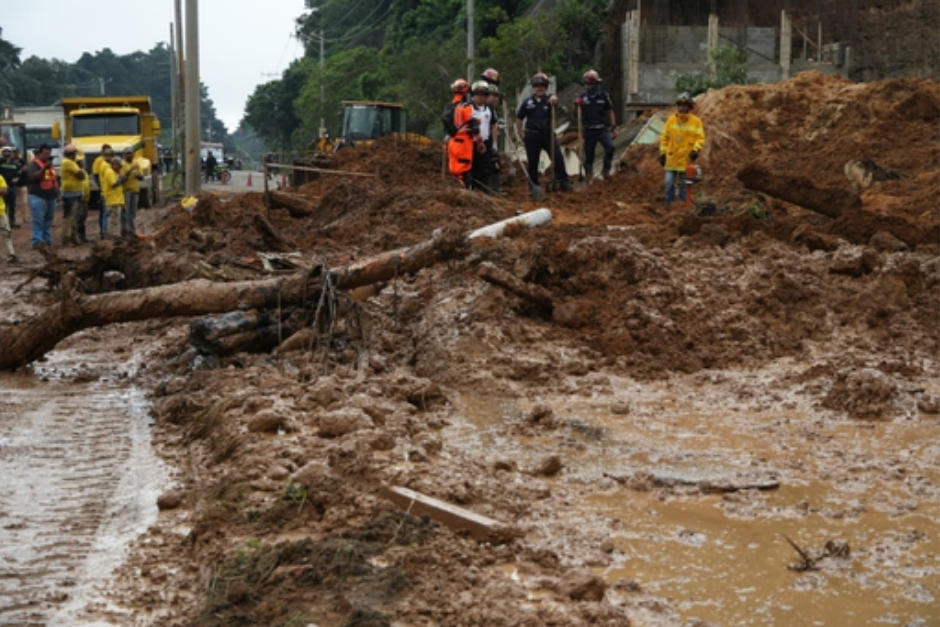 Autoridades confirman una posible persona soterrada tras derrumbe que bloqueó los cuatro carriles en carretera a El Salvador. (Foto: Wilder López/Soy502)