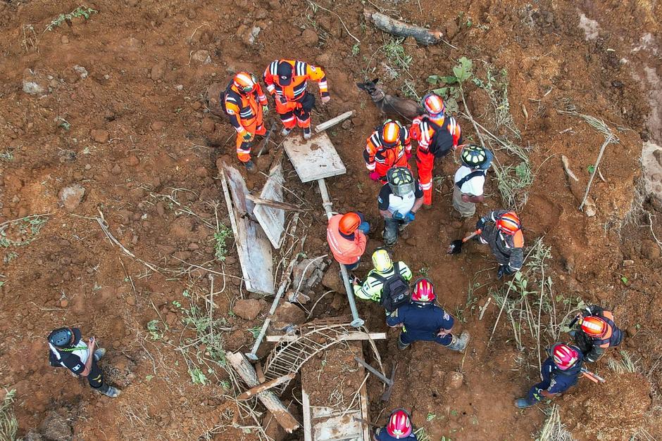 Cuerpos de rescate realizan labores de rescate en el lugar. (Foto: Wilder López/Soy502)