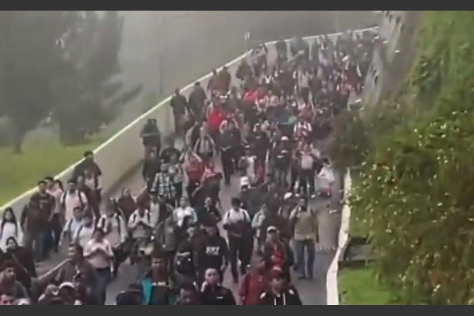 El centro educativo permitió que transeúntes pasaron por sus instalaciones. (Foto: captura de video)