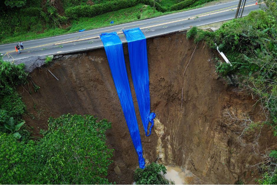 Carretera en Quetzaltenango presenta socavamiento con riesgo de colapsar. (Foto: Ángel Revolorio/colaborador)