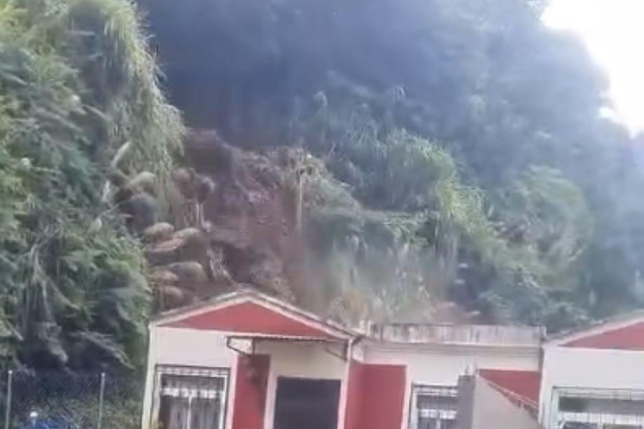 El derrumbe se suscitó en cercanías de unas viviendas de residenciales. (Foto: captura de video de Meteorología GT)