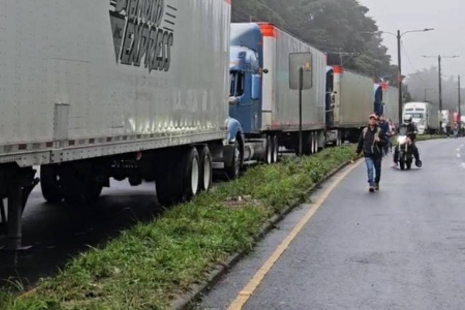&nbsp;El derrumbe del kilómetro 24 de la carretera a El Salvador ha complicado el traslado diario de cientos de guatemaltecos que trabajan en la capital. (Foto: Estuardo Paredes/Nuestro Diario)