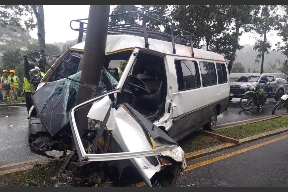 El joven quedó atrapado en la parte delantera del vehículo. (Foto: captura de video)