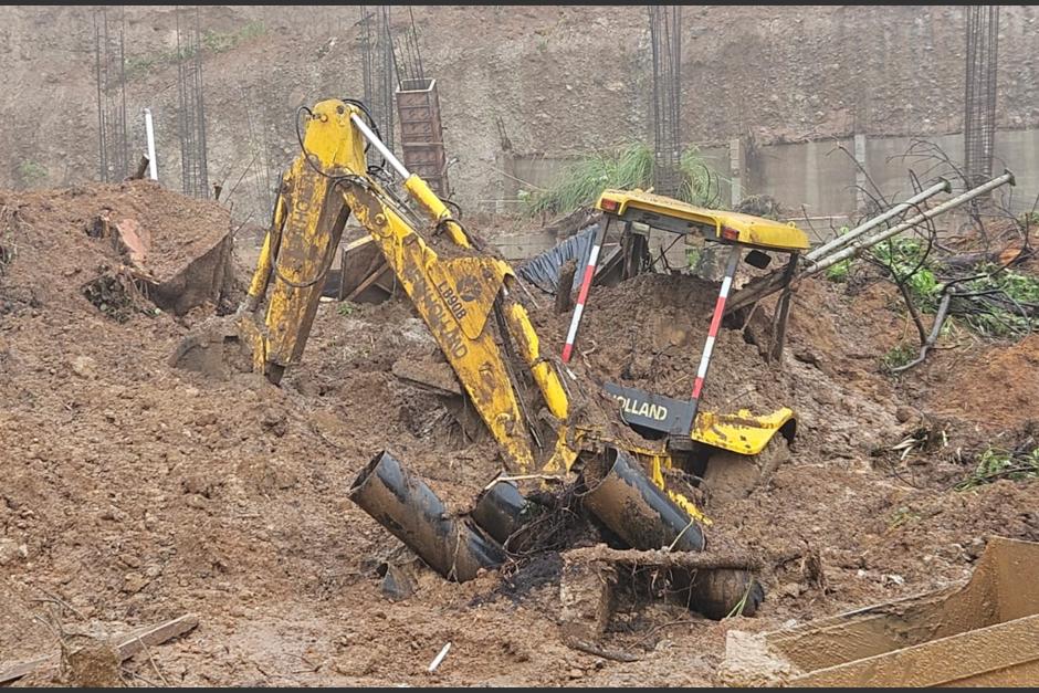 Una excavadora quedó soterrada en el lugar. (Foto: Estuardo Paredes)