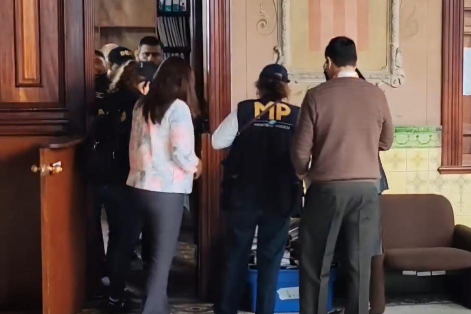 A tempranas horas de este martes, personal del MP se presentó a las oficinas centrales del TSE y sustrajo documentos, en el marco de lo que se presume un nuevo caso por delitos electorales. (Foto: Cortesía)