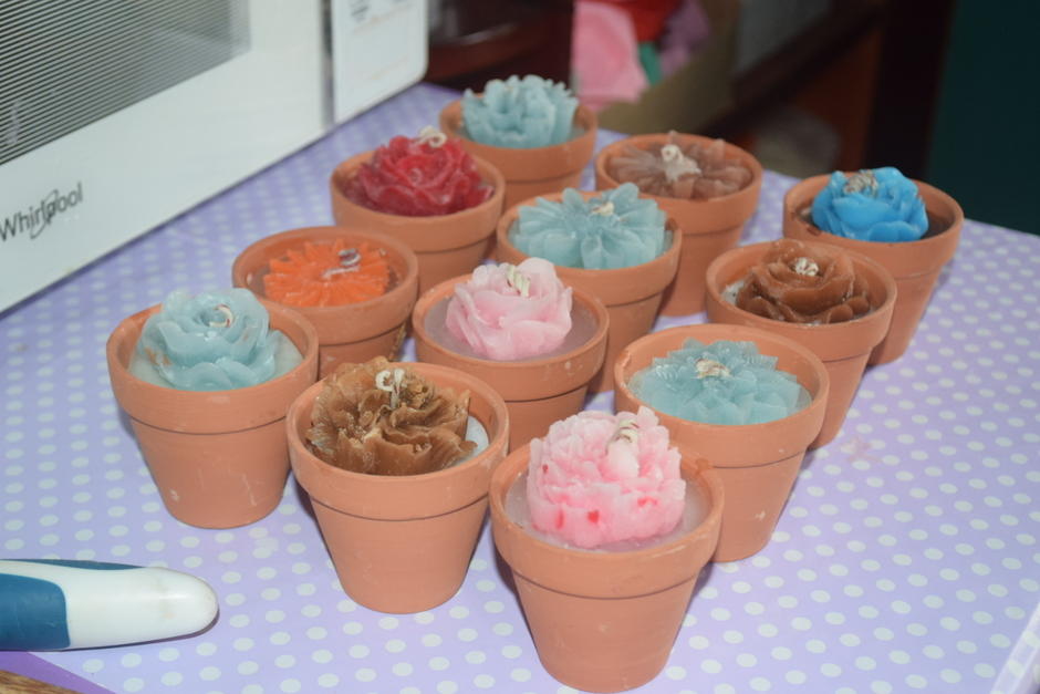 Jeimy Pérez crea&nbsp;velas en forma de plantas y otras figuras, según el gusto de sus clientes.&nbsp;(Foto: Edwin Gua/Colaborador)