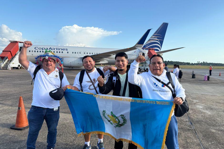 Como en el patio de su casa. La afición azul y blanco empezó a cantar "Yo sí le voy le voy a mi Guate", al recién bajar del avión a un costado de la pista de aterrizaje. (Foto: Pedro Mijangos)