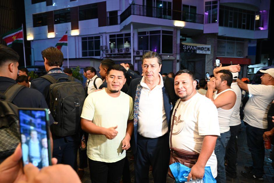 El técnico mexicano Luis Fernando Tena se tomó el tiempo de saludar a los guatemaltecos que hacían guardia en la entrada del hotel. (Foto: Pedro Mijangos)