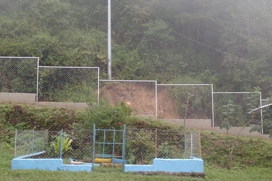 El derrumbe se originó en cercanías de la Escuela Oficial Rural Mixta de Concepción Las Minas. (Foto: Conred)