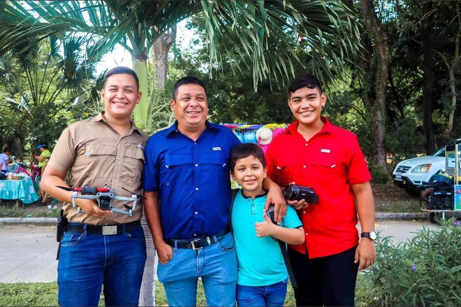 Roberto Santizo, junto a sus hijos Fredy, Fernando y Daniel, son el equipo perfecto para realizar transmisiones audiovisuales.&nbsp;(Foto: Magy Ortega/Colaboradora)