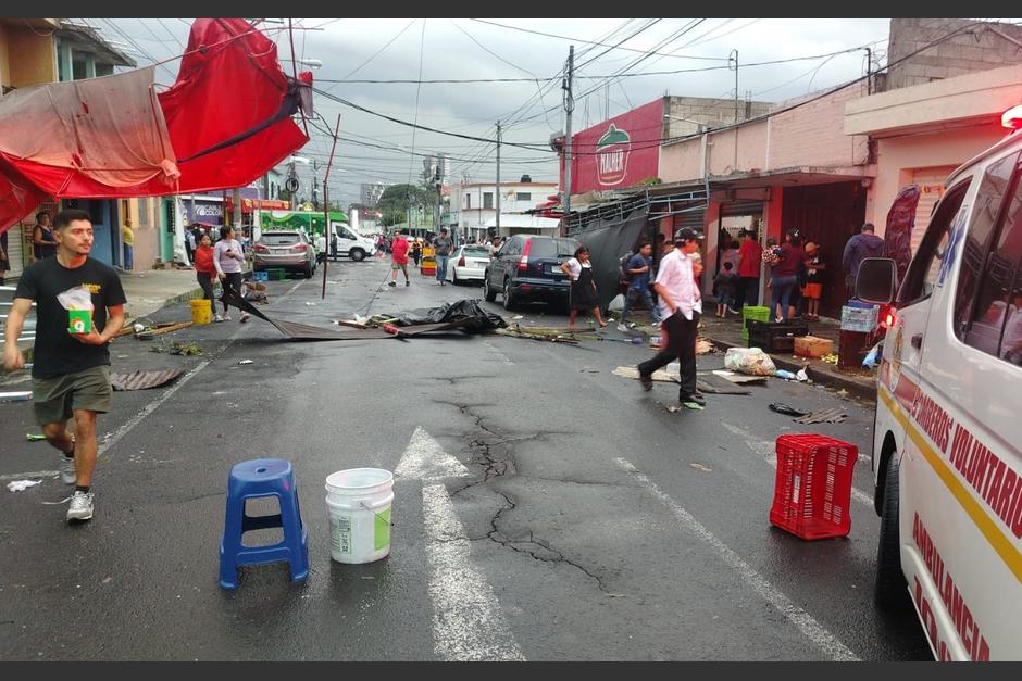 El remolino causó destrozos en varios sectores de la zona 11. (Foto: Bomberos Voluntarios)