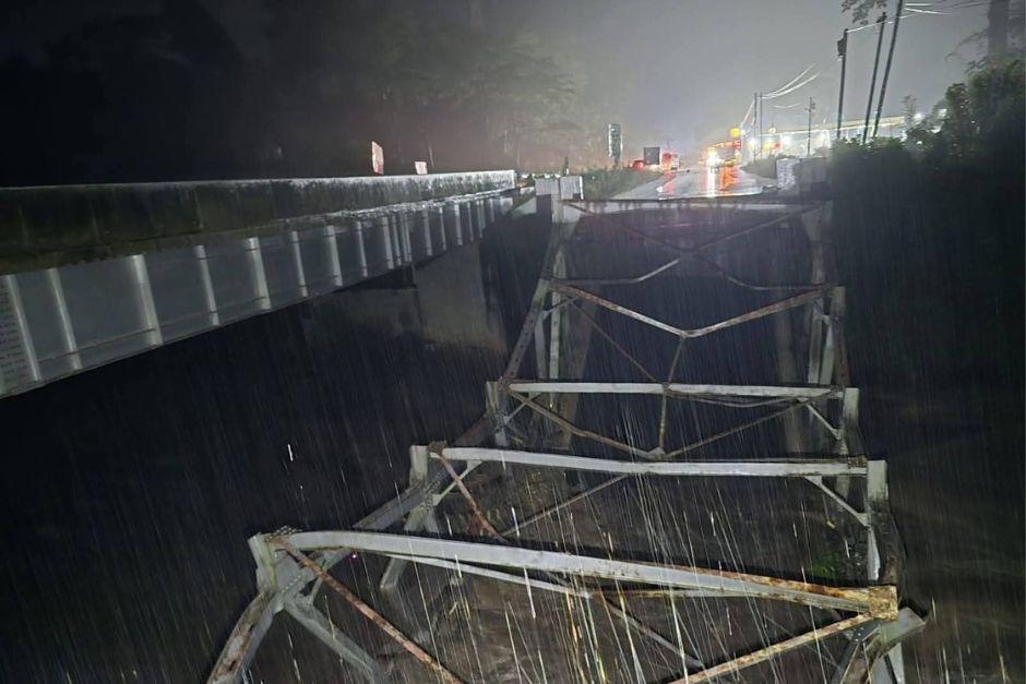 El puente ha colapsado en su totalidad la noche de este jueves. (Foto: redes sociales)