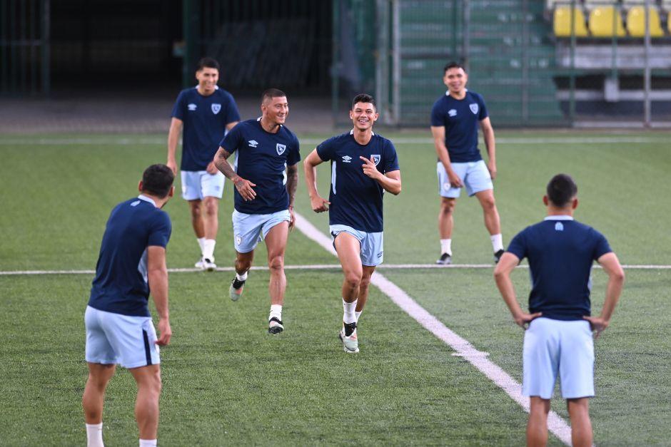 A pura risa, el "Pelón" Robles y Jonathan Franco sobre el césped sintético del estadio surinamés. (Foto: Pedro Mijangos)