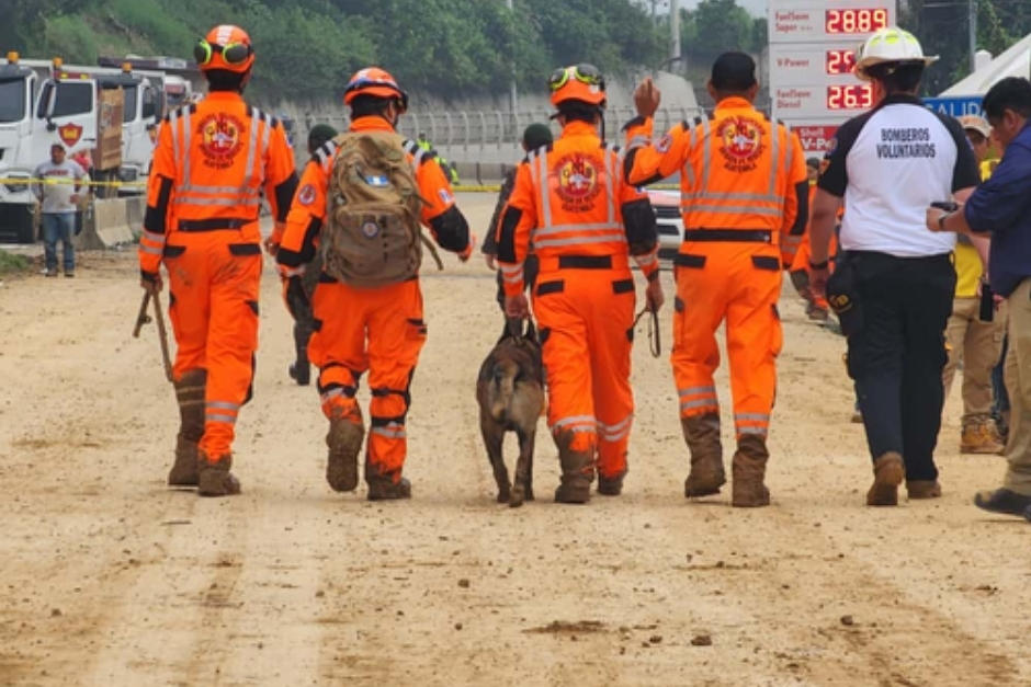 Equipo canino de rescate lidera la búsqueda del guardia soterrado. (Foto: Bomberos Voluntarios)