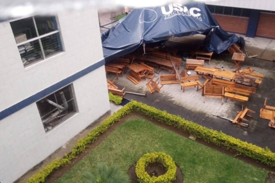 Un remolino provocó daños estructurales en la escuela que llevó a suspender clases y actividades administrativas. (Foto: Escuela de Ciencias Psicológicas-Usac)