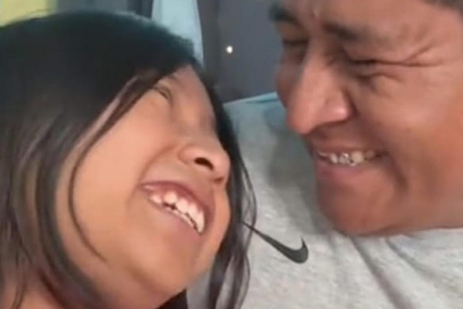 La pequeña decidió que su padre aprendiera su idioma. (Foto: Instagram)