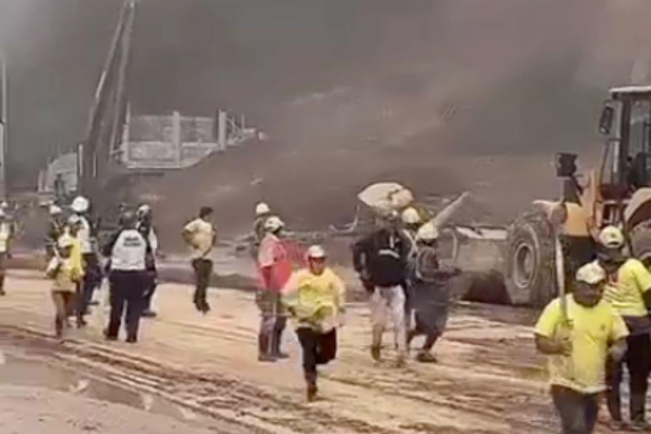 Socorristas quedaron atrapados por unos minutos. (Foto: captura de video)
