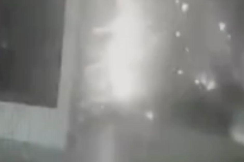 Un rayo impactó en ingreso a residencial ubicado en la zona 12. (Foto: captura de video)