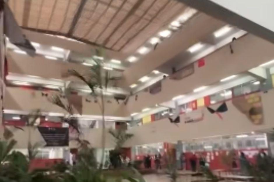 Partes del techo colapsaron durante el remolino. (Foto: captura de video)