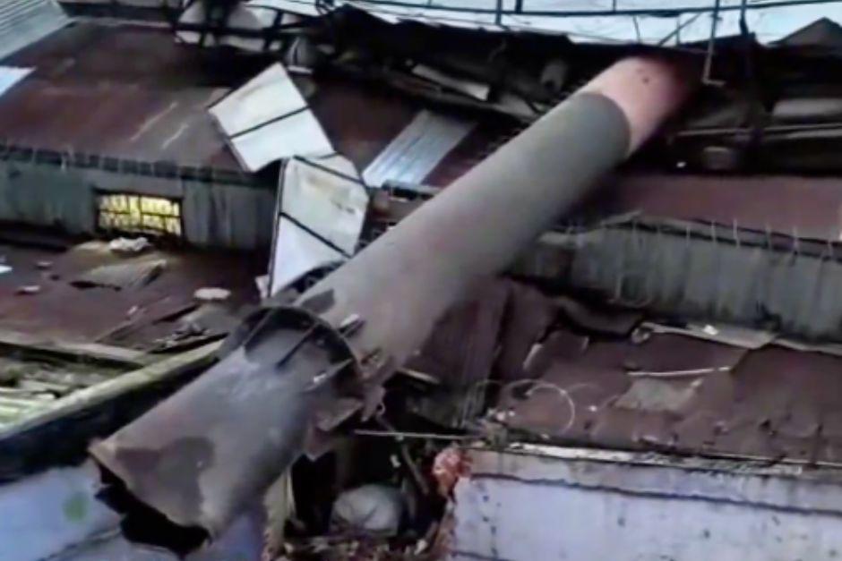 Viviendas quedaron dañadas tras el colapso de la valla publicitaria ocasionado por el remolino. (Foto: captura de video)