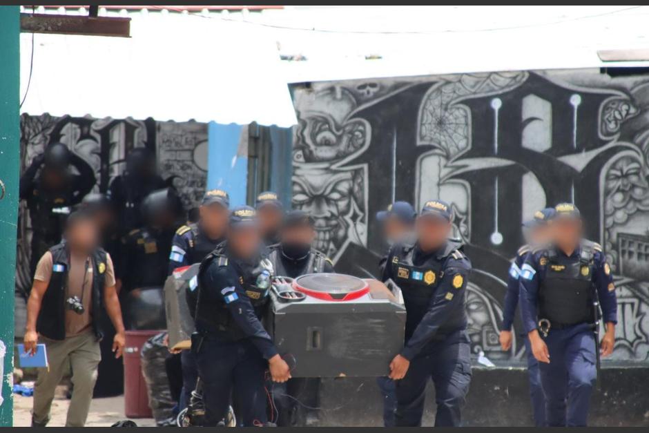 Agentes de la PNC decomisan un equipo de sonido en una requisa. (Foto: PNC)