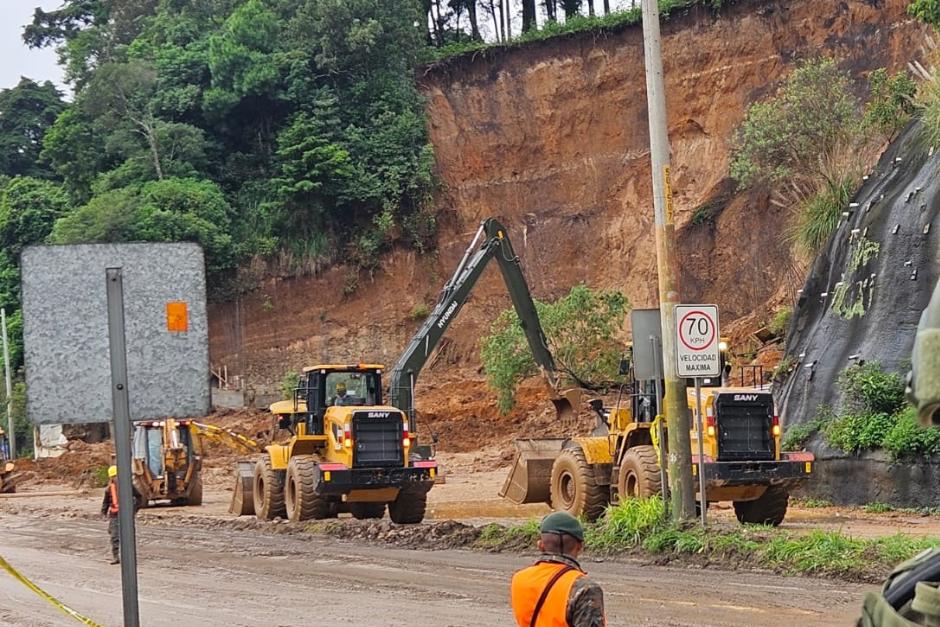 Este jueves se cumplen cuatro días del derrumbre que mantiene interrumpido el paso por el kilómetro 24 de la carretera a El Salvador. (Foto: Estuardo Paredes/Nuestro Diario)