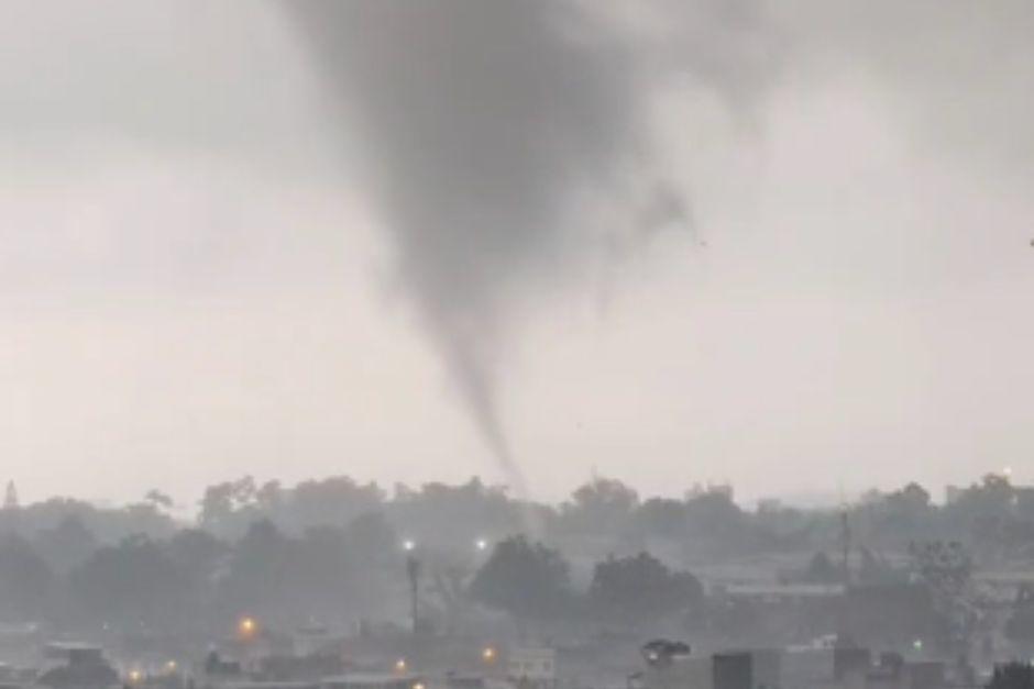 Un tornado se formó en la ciudad de Guatemala esta jueves. (Foto: captura de video)