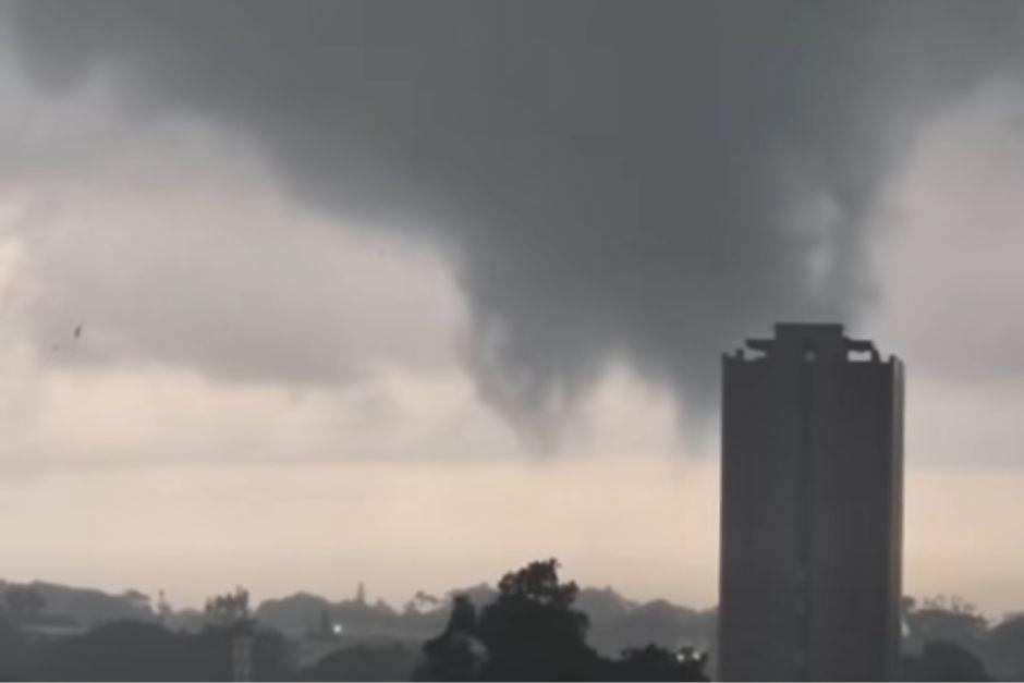 Tornado y descargar eléctricas se registraron en la zona 11 capitalina. (Foto: captura de video)