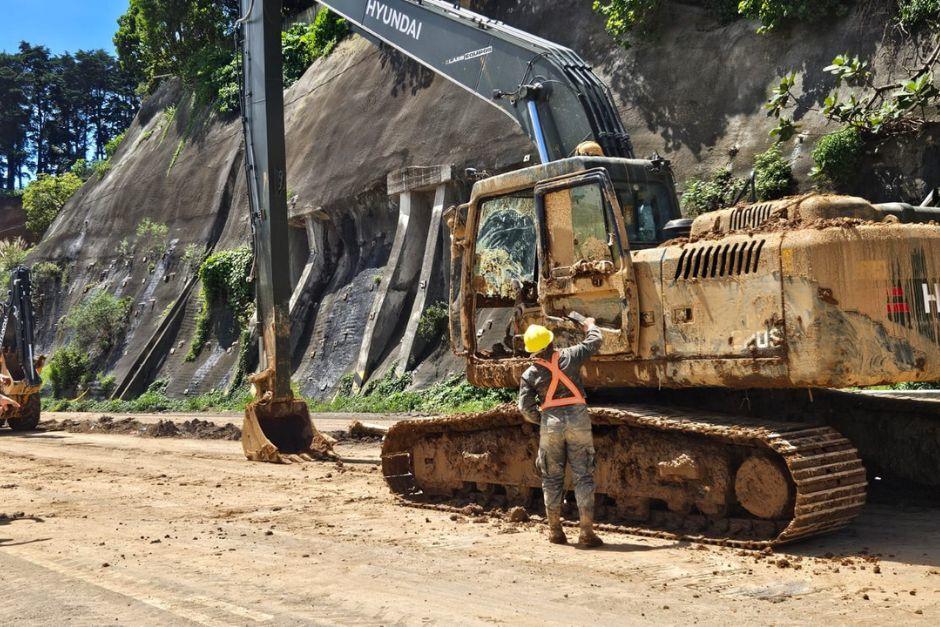 La maquinaria del cuerpo de ingenieros quedó atrapada por nuevos deslaves. (Foto: Estuardo Paredes/colaborador)