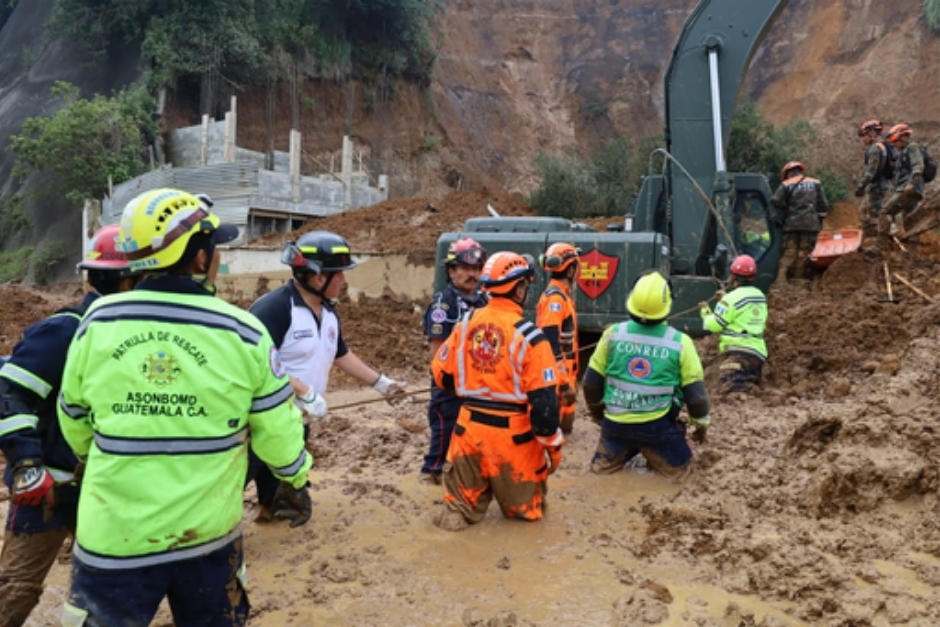 Tres miembros del ejército fueron rescatados durante un nuevo derrumbe en el kilómetro 24. (Foto: Archivo/Soy502)