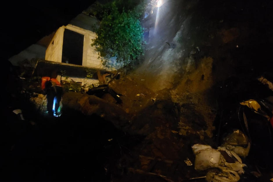 Cuatro personas fueron atendidas por crisis nerviosa tras el derrumbe. (Foto: Bomberos Municipales)