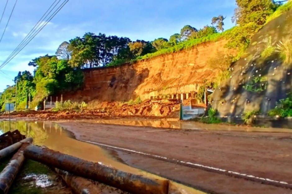 El paso continúa cerrado en ambos sentidos. (Foto: Conred)