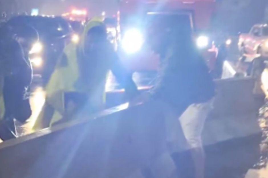 Vehículo de transporte pesado se ve involucrado en uno de los accidentes. (Foto: captura de video)