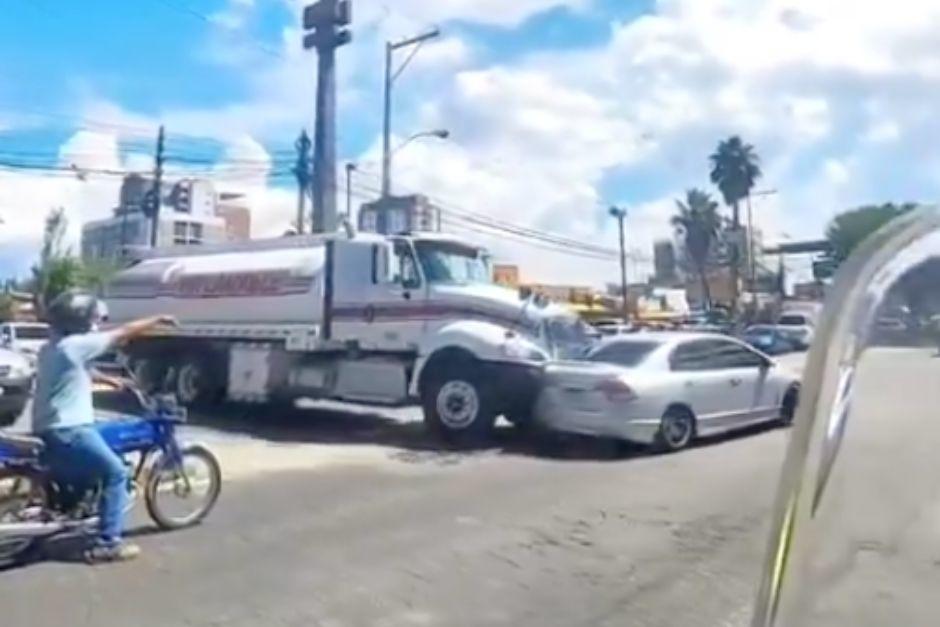 El hecho de tránsito se suscitó en la zona 12 de la ciudad capital. (Foto: captura de video)