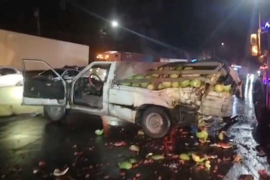 Un picop que transportaba frutas se vio afectado. (Foto: captura de video)