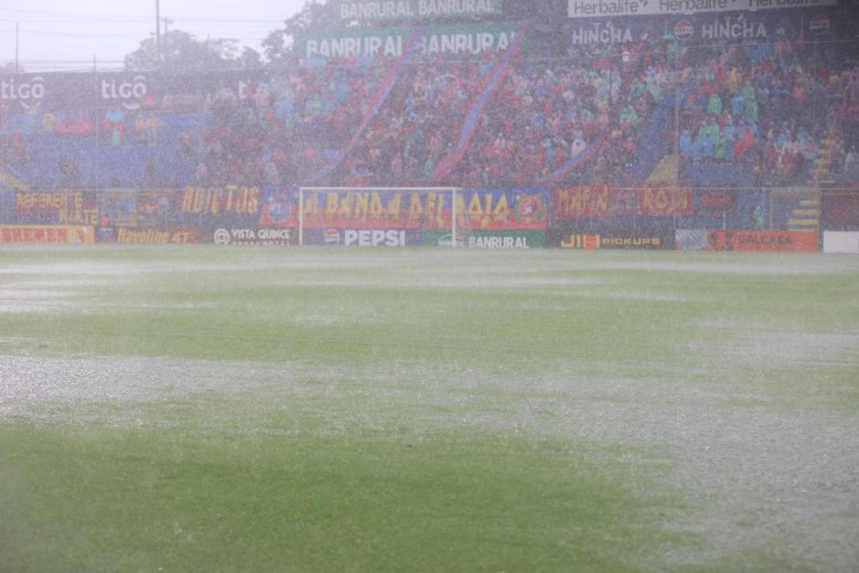 La lluvia inundó el estadio El Trébol, obligando a reprogramar el partido entre Municipal contra Cobán. (Foto: Juan Mijangos / Nuestro Diario)
