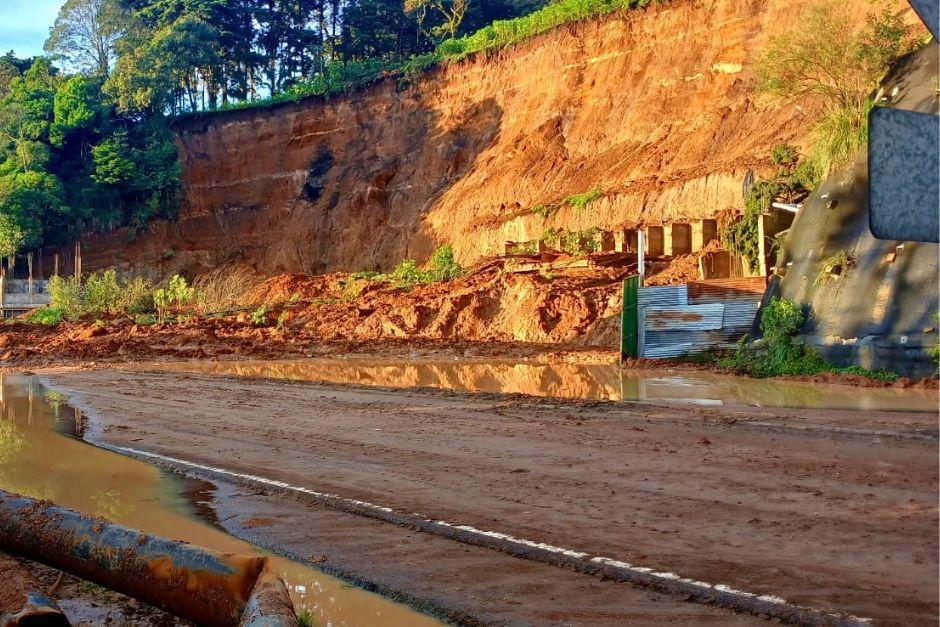 Varios contenedores se movilizan como barrera de protección. (Foto: Conred)