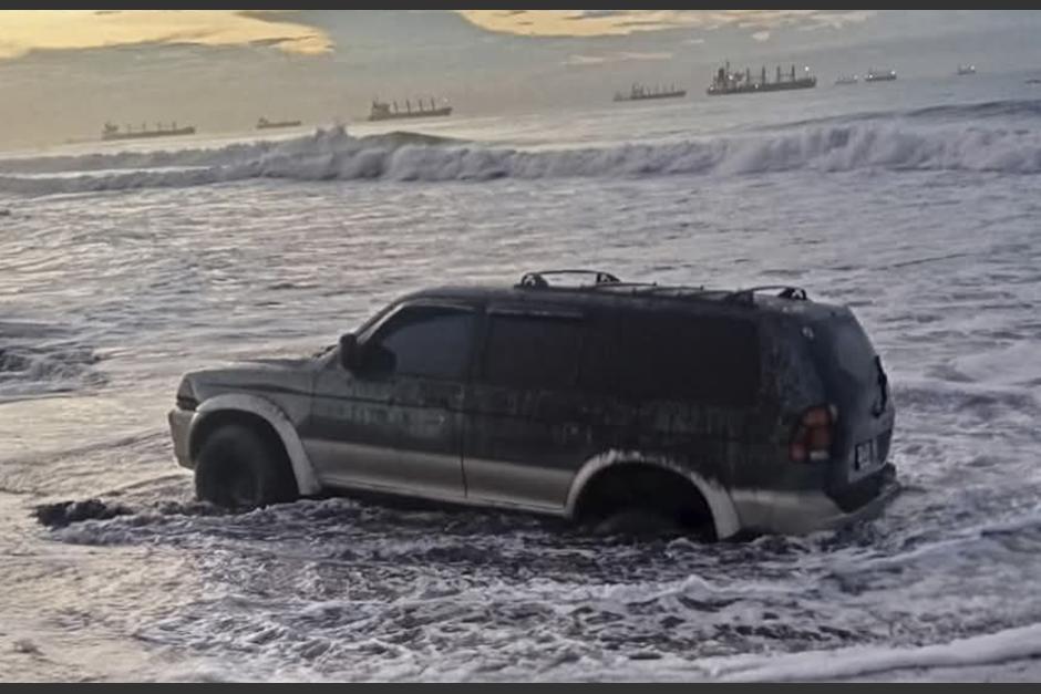 Una pareja quería ver el amanecer desde el auto cuando fue arrastrada. (Foto: redes sociales)