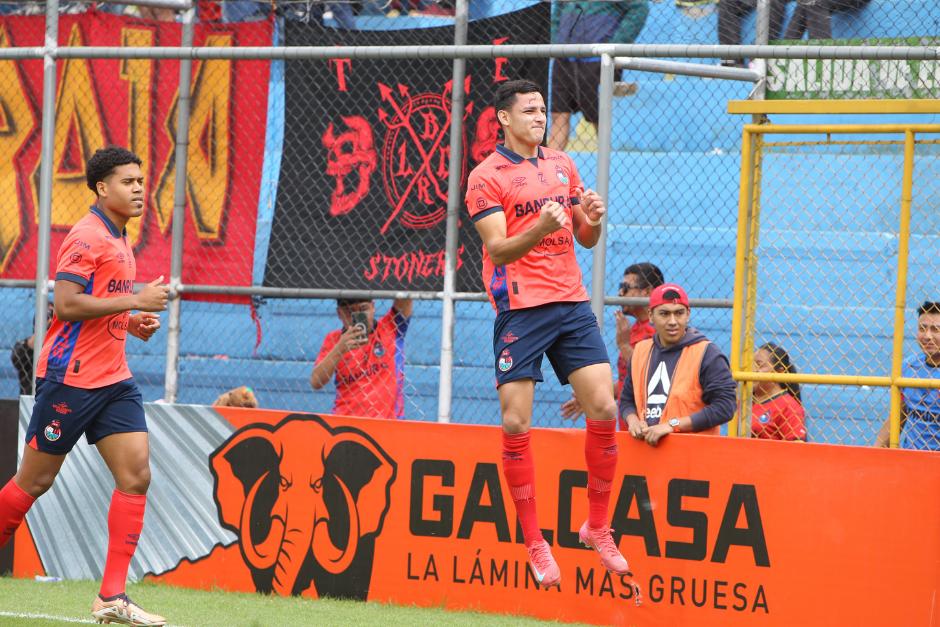 El delantero jutiapaneco José Carlos Martínez celebrar el gol con el que inició el camino al triunfo el equipo rojo. (Foto: Eddy Recinos / Nuestro Diario)