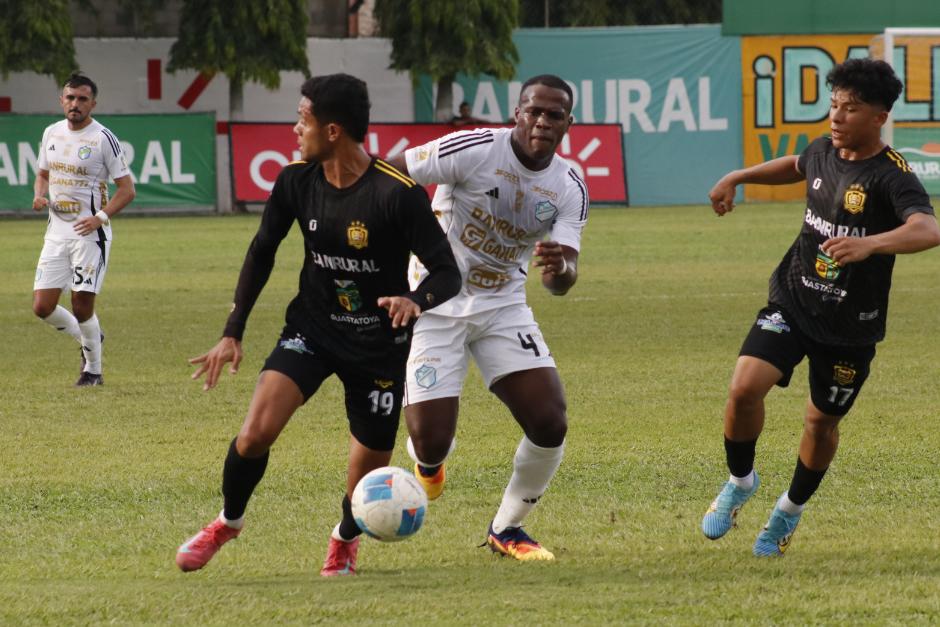 Karel Espino busca quitarle el balón a Samuel Garrido, mientras Ariel Lon observa. (Foto: Wilder López / Nuestro Diario)