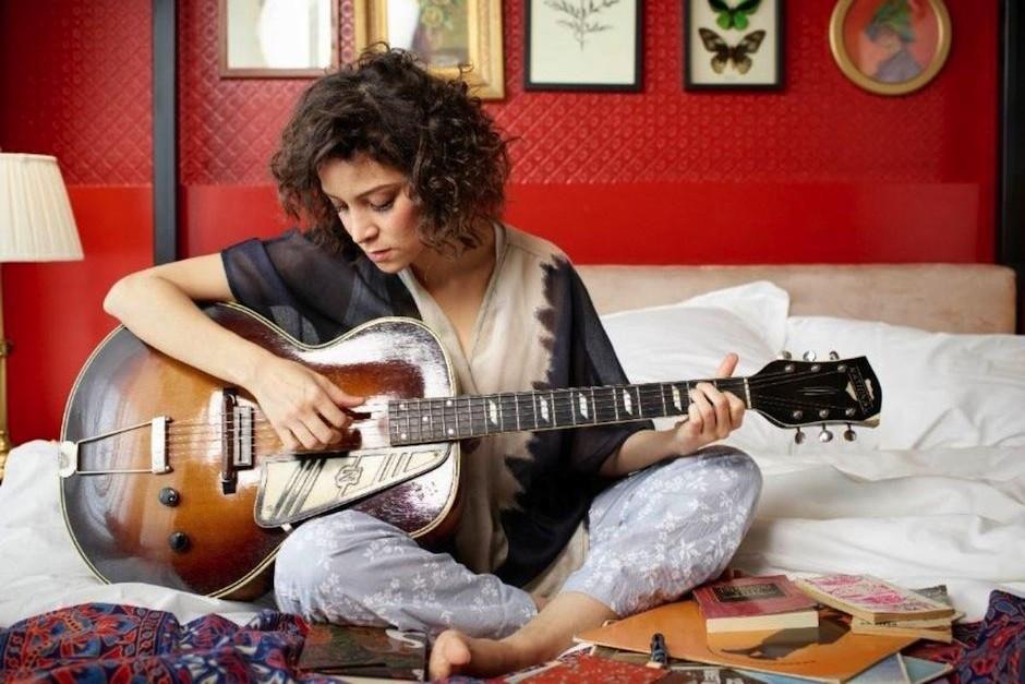 La cantautora guatemalteca comparte su entusiasmo al ver su artículo en la edición de Fátima Bosch, la nueva Miss Universe México. (Foto: X)