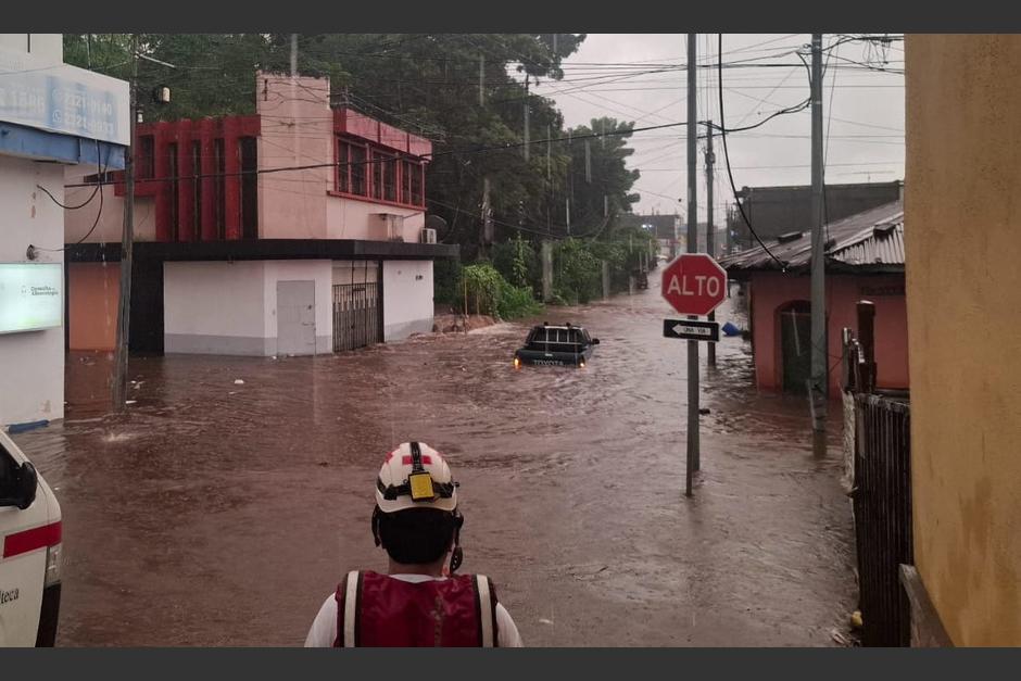 Las fuertes lluvias de este domingo provocaron inundaciones en Retalhuleu. (Foto: Cruz Roja Guatemalteca)