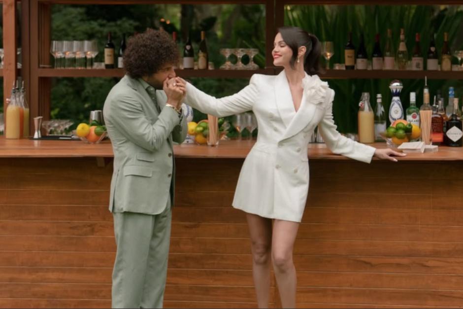 La pareja como todos unos modelos luciendo la ropa de la exclusiva marca. (Foto: X)