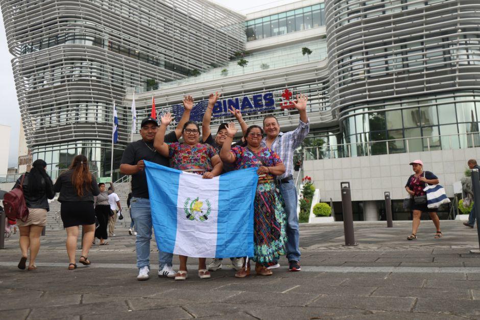 La familia Castellanos (oriunda de Sacatepéquez) viajó sin entradas pero con la esperanza de conseguir en la reventa para el juego de este martes. (Foto: Juan Mijangos)