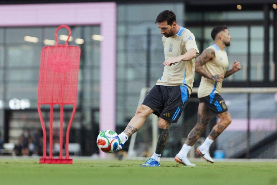 El astro argentino está en condiciones para jugar y se espera que sea titular en la casa del Inter Miami. (Foto: AFA)