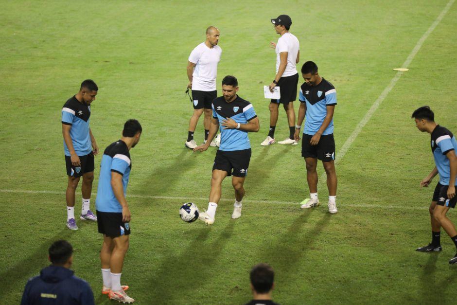El grupo de futbolistas hizo un trabajo leve en la casa del rival para afinar detalles de cara a este encuentro que marcará el destino de ambos equipos. (Foto: Juan Mijangos)