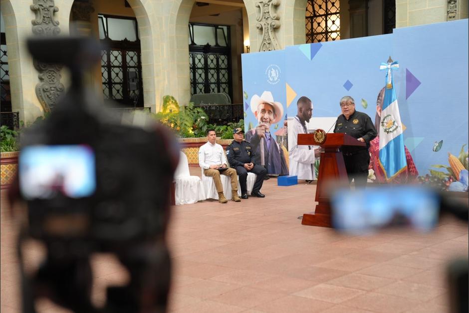 El ministro de Gobernación Francisco Jiménez se negó a respondere si se sometería a una prueba de poligrafo. (Foto: AGN / Soy502)&nbsp;