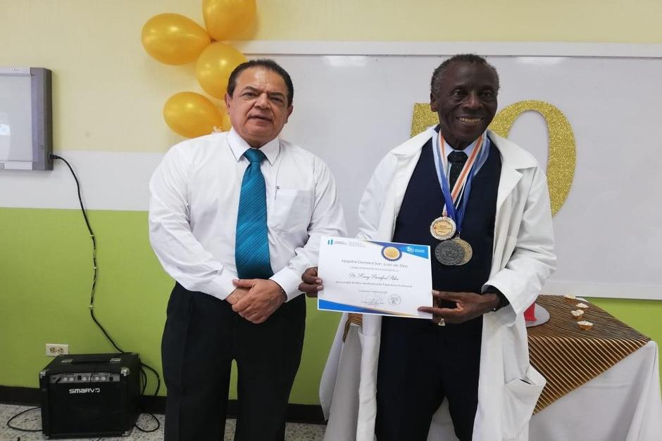 En febrero de 2020, Henry Stokes (derecha),&nbsp;recibió un reconocimiento por sus 50 años de labor en el Hospital San Juan de Dios.